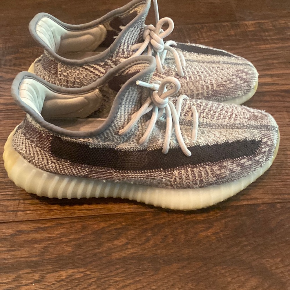 Authentic Zyon Yeezys size 6